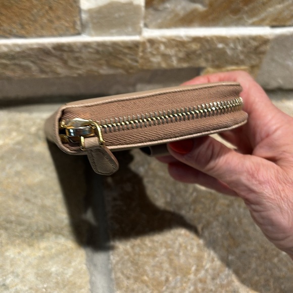 Authentic Prada cameo saffiano full zip bow wallet - Picture 9 of 12